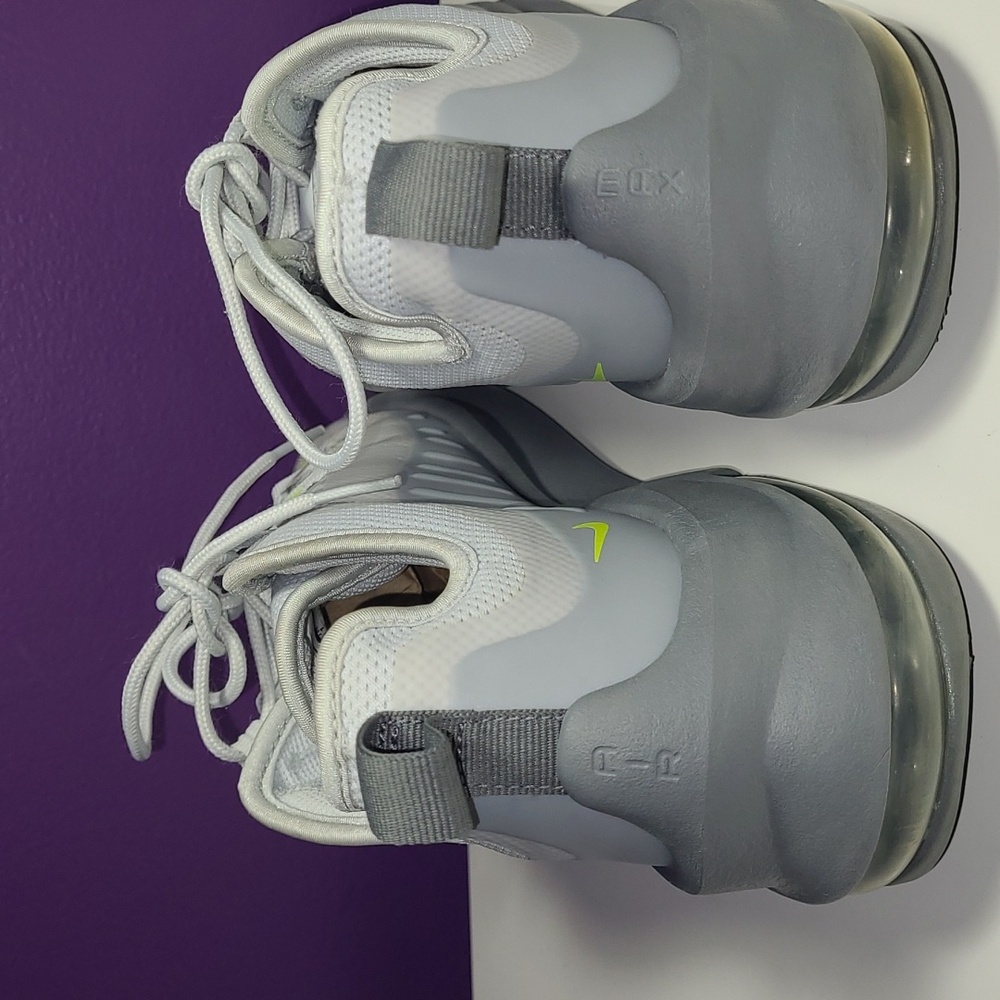 WOMEN'S' S  NIKE  LIGHT GREY RUNNING SNEAKERS  Size 8 PRE LOVED GOOD CONDITION . - Picture 4 of 9
